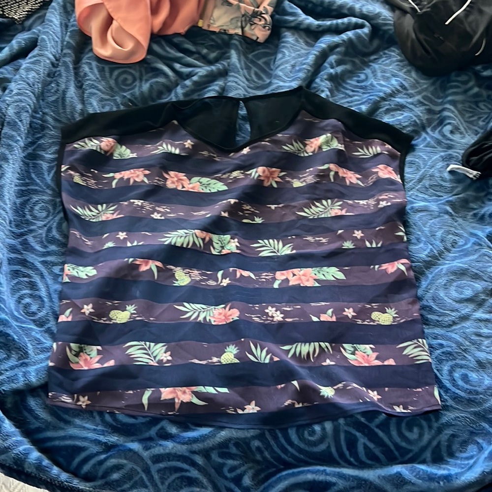 flower top w black back